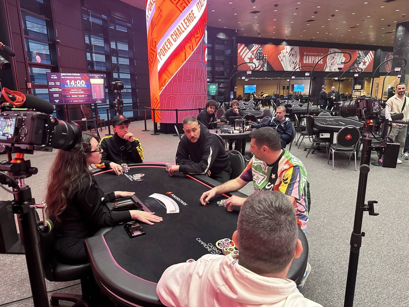 Le discussioni tra i giocatori durante il deal a 4 all'Italian Poker Challenge