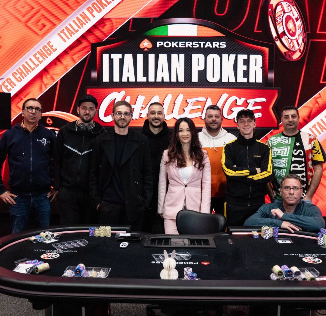 I giocatori al tavolo finale dell'Italian Poker Challenge in posa per la foto di rito
