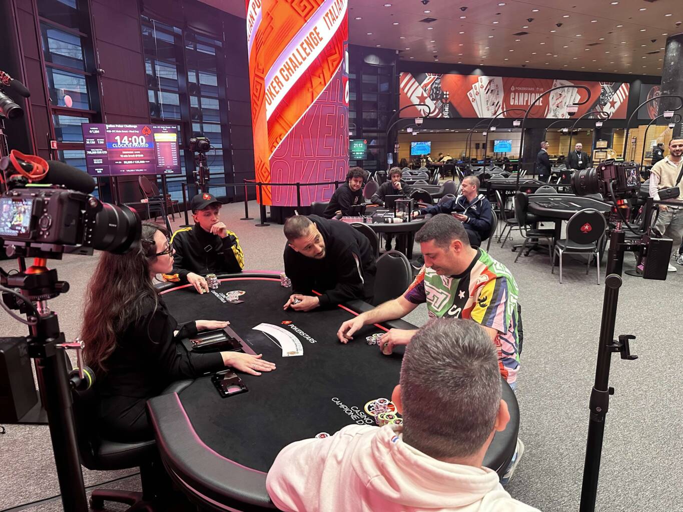 Le discussioni tra i giocatori durante il deal a 4 all'Italian Poker Challenge