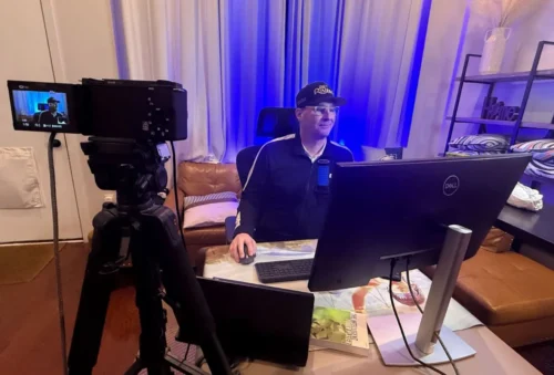 Phil Hellmuth gioca il 100% delle mani in un torneo di poker online: "Sto provando a regalare le mie chips, vero?"