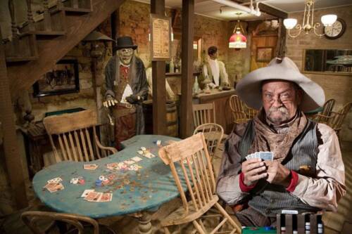 La partita di poker durata 8 anni con 140 fori di proiettile nelle pareti