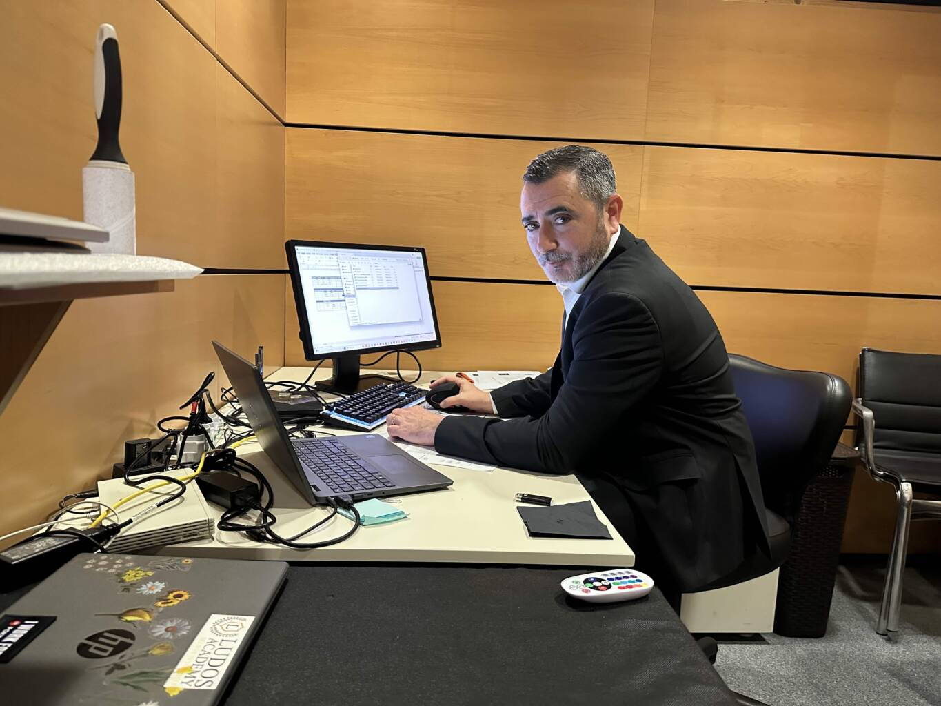 Nicolas Pacifico, tournament director all'Italian Poker Challenge in azione.