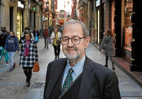 Intervista con il famoso scrittore Juan Bas che mette il poker nei suoi romanzi: "Disciplina maestra di vita..."