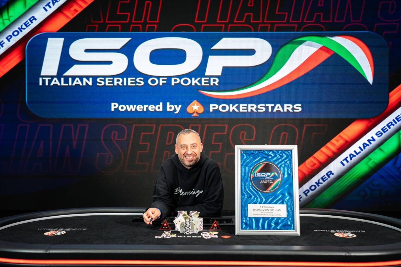 Angelo Benazzi posa con trofeo e chip dopo la vittoria nel Main Event ISOP Stage 4 al Casinò di Campione