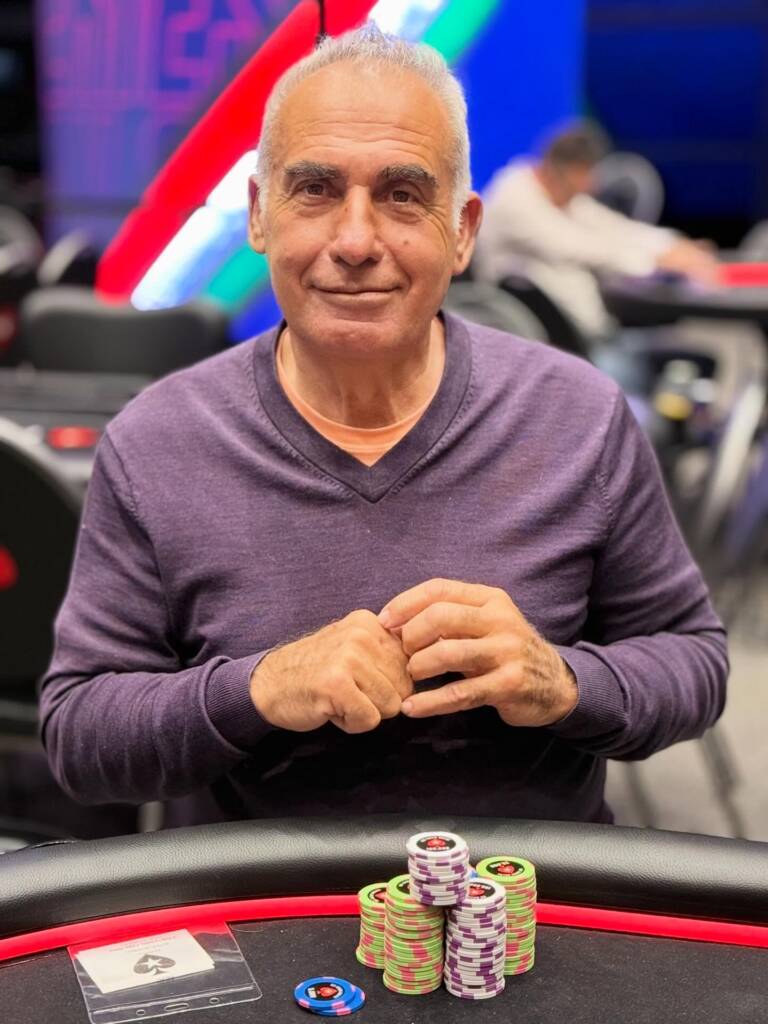 Antonino Venneri posa con le chip dopo aver chiuso da chipleader il Day 2 del Main Event ISOP a Campione