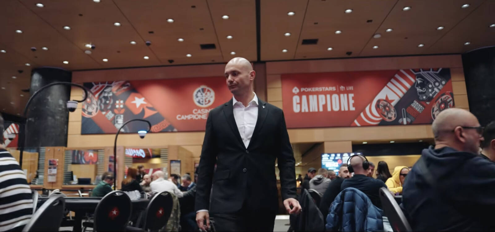 Danilo De Berardinis tra i giocatori durante l’organizzazione di un grande torneo di poker live