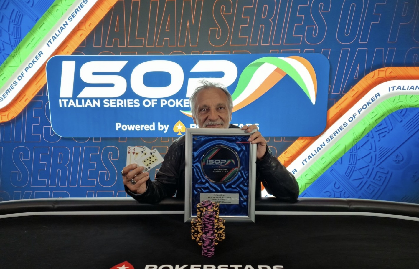 Fabio Angelo Bianchi posa con il trofeo dopo la vittoria nel Pot Limit Omaha alle ISOP di Campione