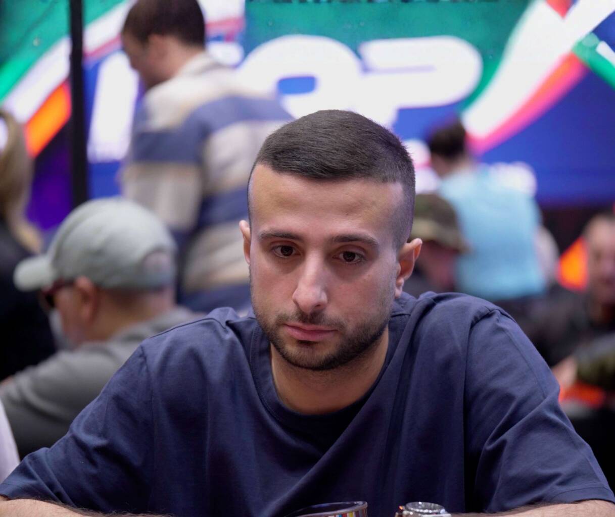 Francesco Caramazza al tavolo durante il Main Event ISOP di Campione, protagonista della mano del giorno analizzata da Assopoker