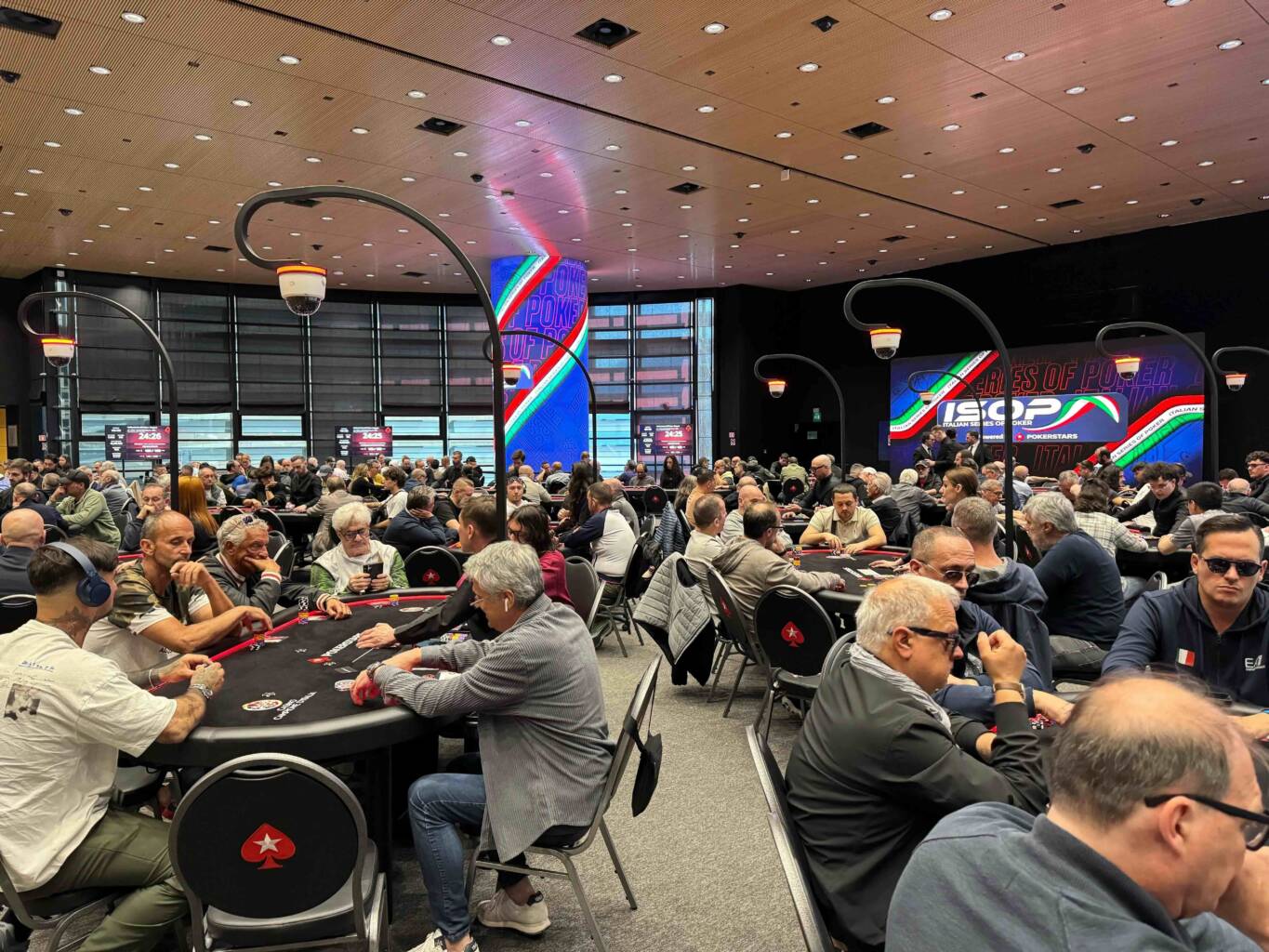 Un’altra visuale della sala del Casinò di Campione con i tavoli pieni durante il Day 1A del Main Event ISOP