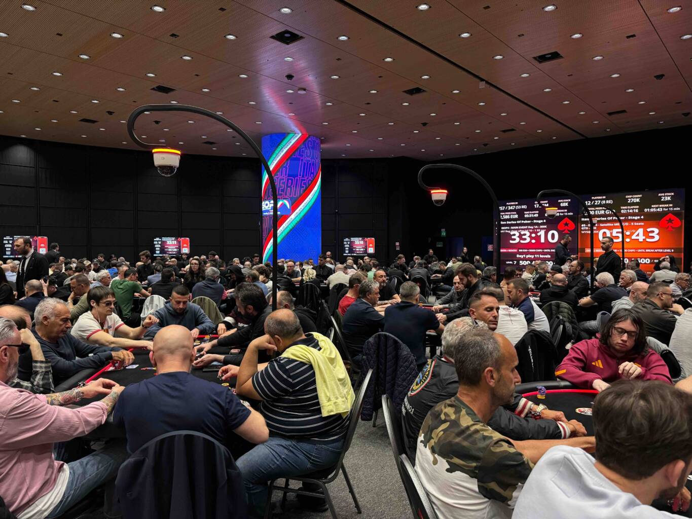 Un’altra visuale della sala del Casinò di Campione con i tavoli pieni durante il Day 1A del Main Event ISOP