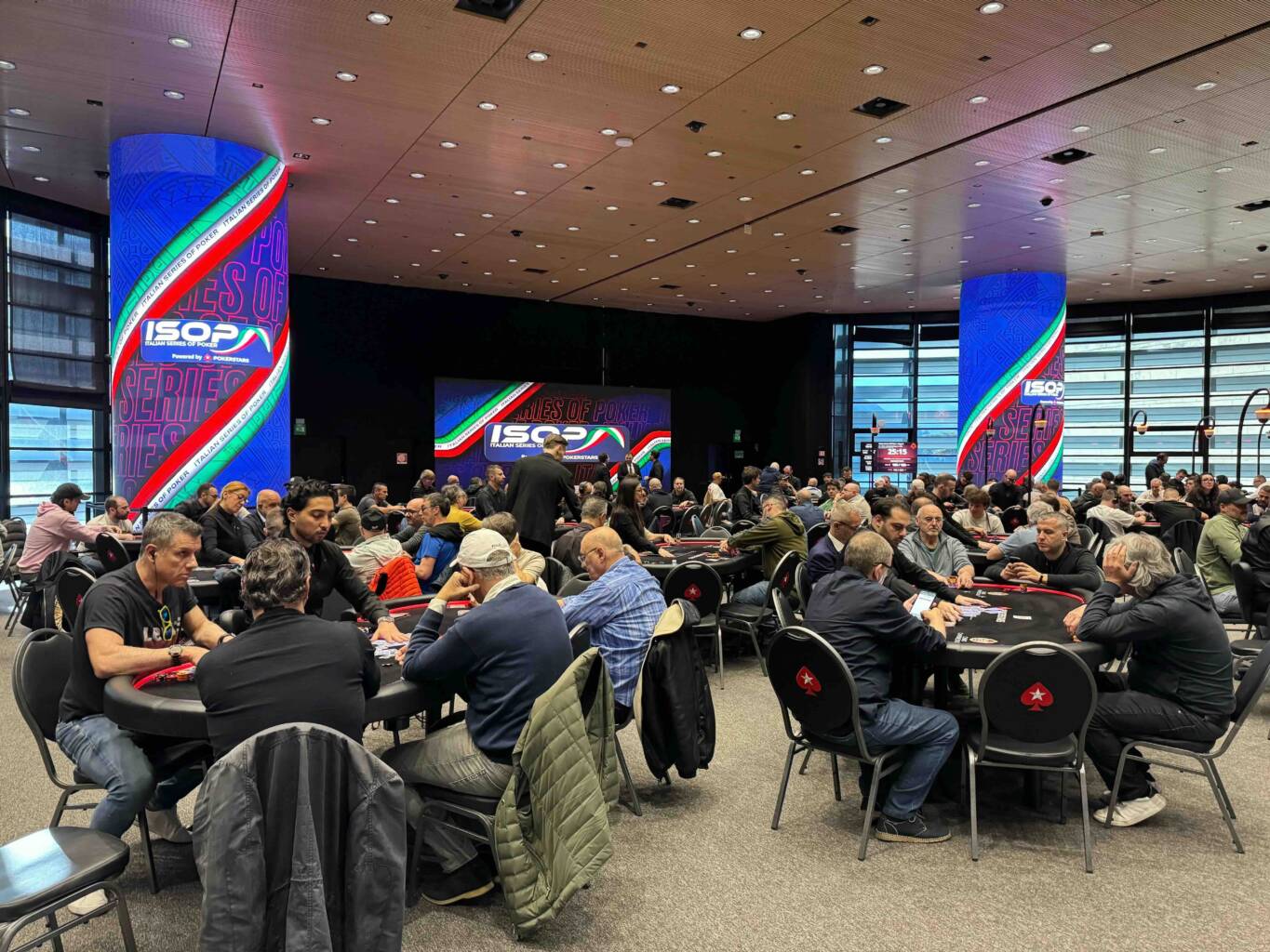 La sala del Casinò di Campione piena di giocatori durante il Day 1A del Main Event ISOP di aprile