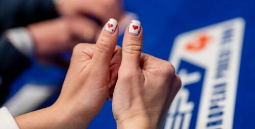 Le differenze tra mani belle e mani forti nel poker. Non innamoratevi del fascino, ma del valore