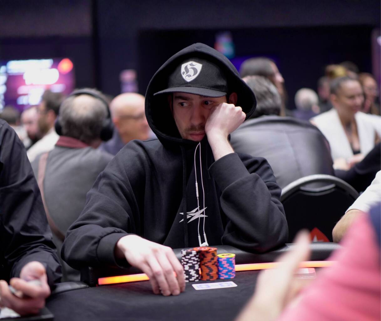 Miguel Romero al tavolo durante il Main Event ISOP di Campione, protagonista della mano del giorno analizzata da Assopoker