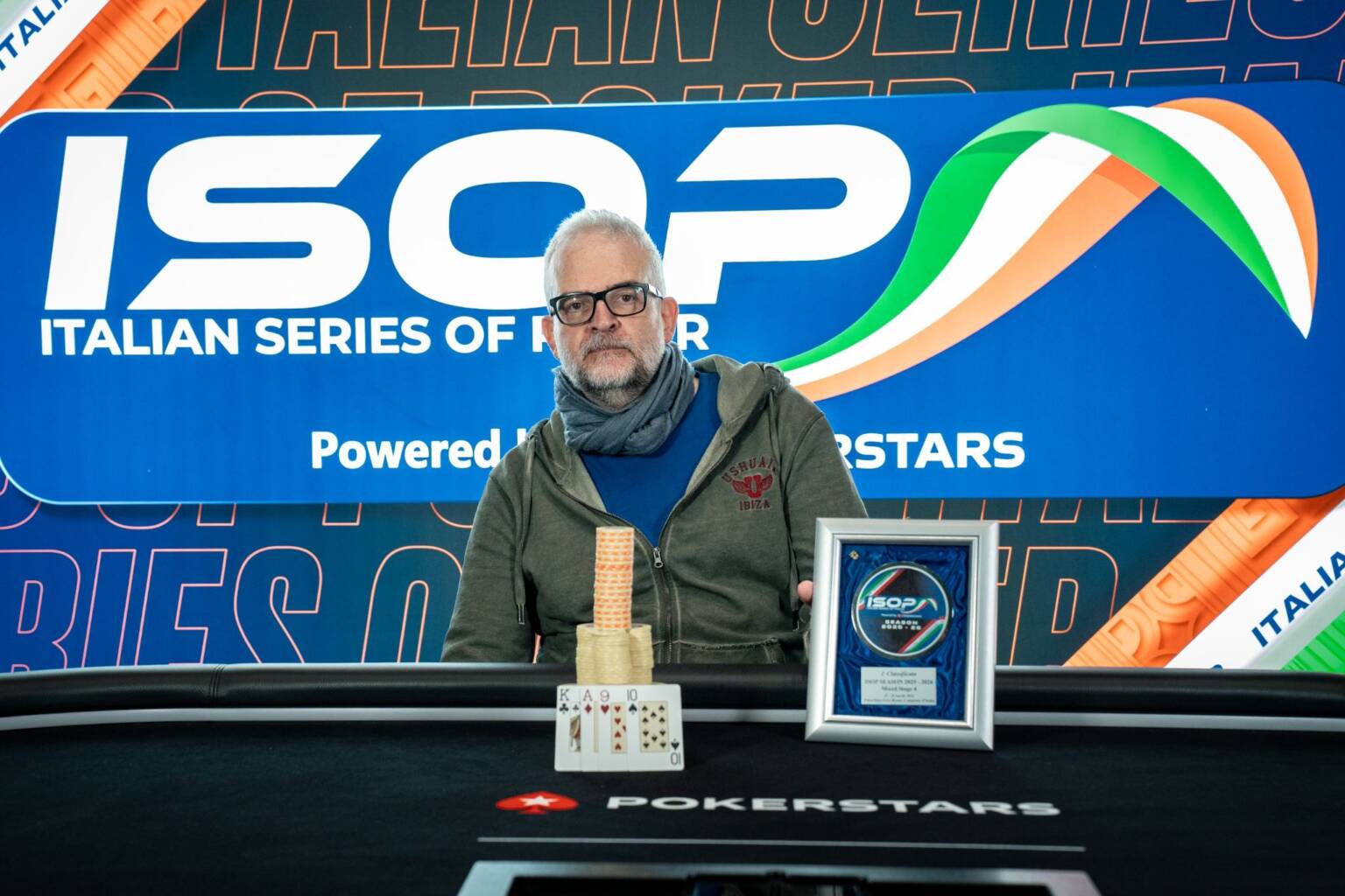 Paolo Compagno posa con il trofeo dopo la vittoria nel Mixed Tournament alle ISOP di Campione