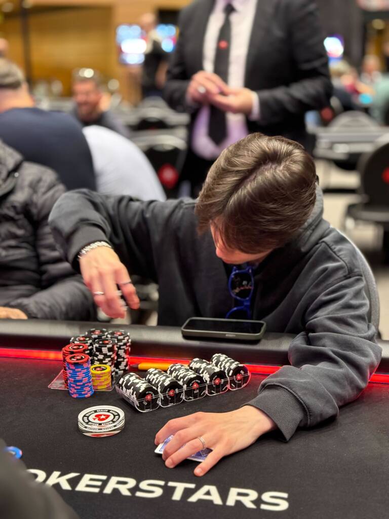 Silvia Lollino durante un chip race verso la fine del Day 1 del Main Event ISOP a Campione, mentre scambia una pila di gettoni da 100