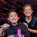 Alle prime WSOP in viaggio con papà, elimina Mizrachi e poi vince il braccialetto!