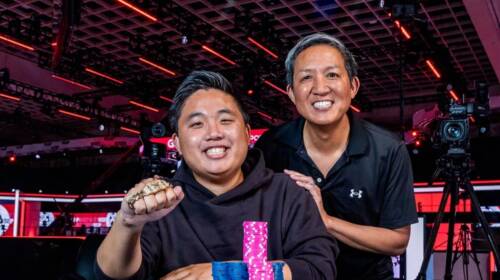 Alle prime WSOP in viaggio con papà, elimina Mizrachi e poi vince il braccialetto!