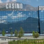 Quando il banco non perde (il controllo): le telecamere inchiodano un croupier che faceva vedere le carte a un cliente a Saint Vincent