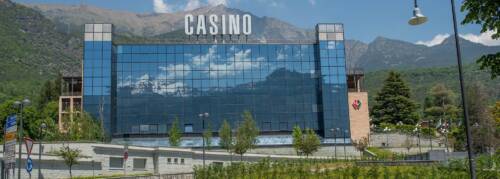 Quando il banco non perde (il controllo): le telecamere inchiodano un croupier che faceva vedere le carte a un cliente a Saint Vincent