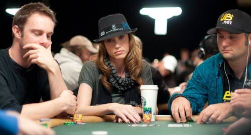 Shannon Elizabeth, dai tavoli da poker a OnlyFans: un milione incassato in una settimana (più di quanto guadagnato con American Pie)