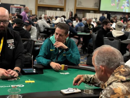 WSOP: player si accende una sigaretta al tavolo, ecco cosa è successo!  Suriano: "Uno degli episodi più assurdi che mi siano mai capitati"