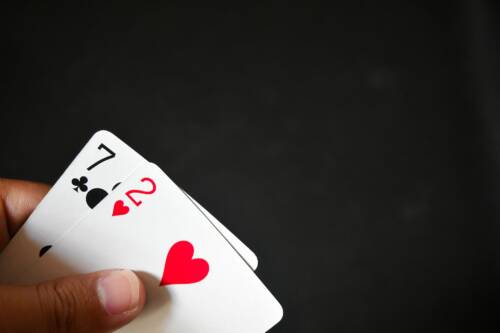 Il bluff nel poker low stake: come scegliere le mani giuste