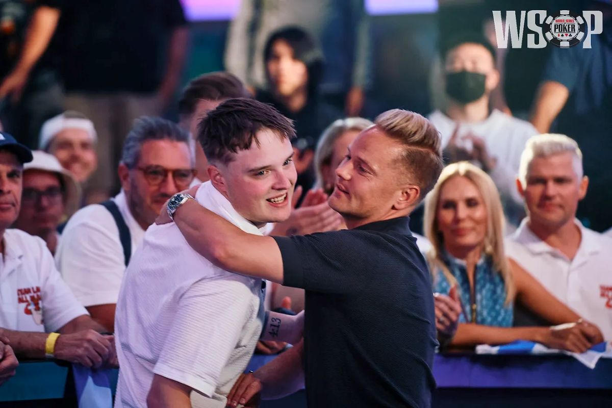 I due finalisti Lucas e Lauri si abbracciano