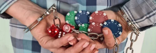 A Catania giocano a carte in un locale non autorizzato: 17 denunciati. Quando il gioco diventa illegale?