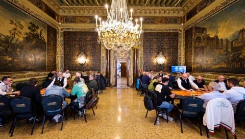 Notte degli Assi, Day 1E: 376 entries e 38 ITM, Palandiuk svetta