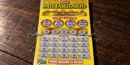 Cosenza: incolla due Gratta e Vinci e rivendica vincita da €10 milioni ma commette un errore, denunciato!